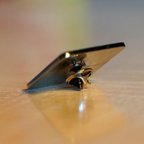 Detalj značke 30 godina Step by Step, 3 x 3 cm, sigurnosna igra